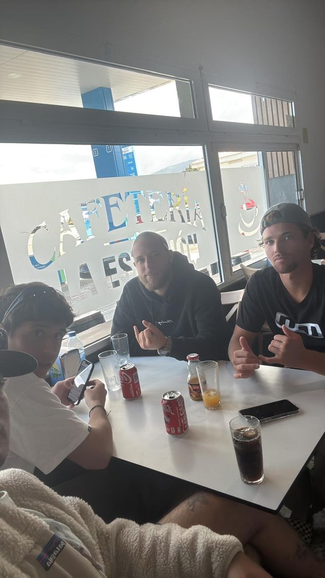El crew tomando algo en una cafetería después del downwind