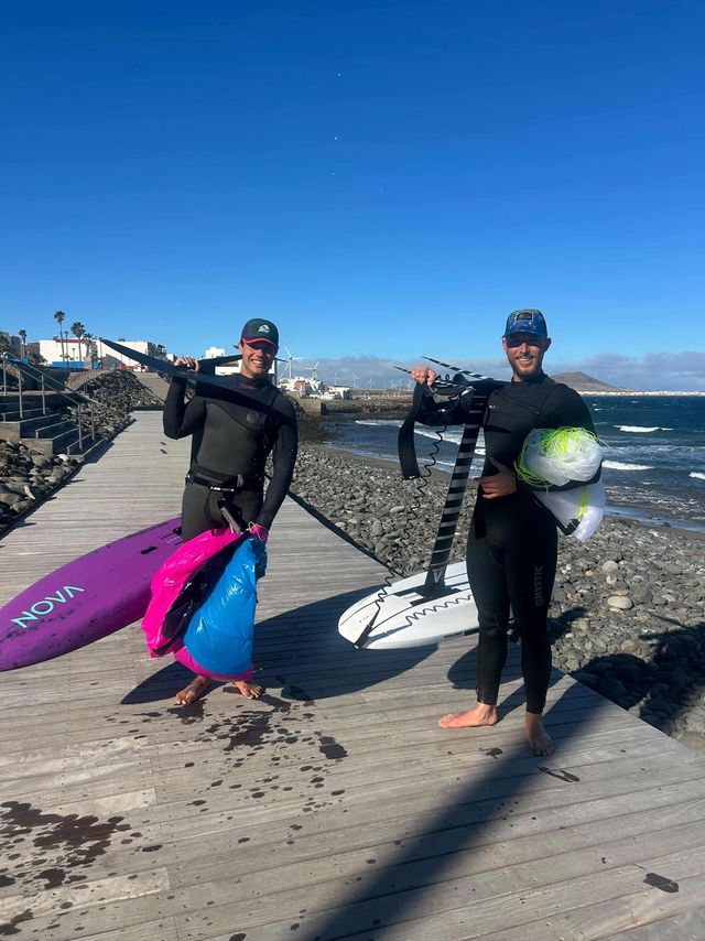 Dos riders con sus tablas y parawings en el paseo tras el run