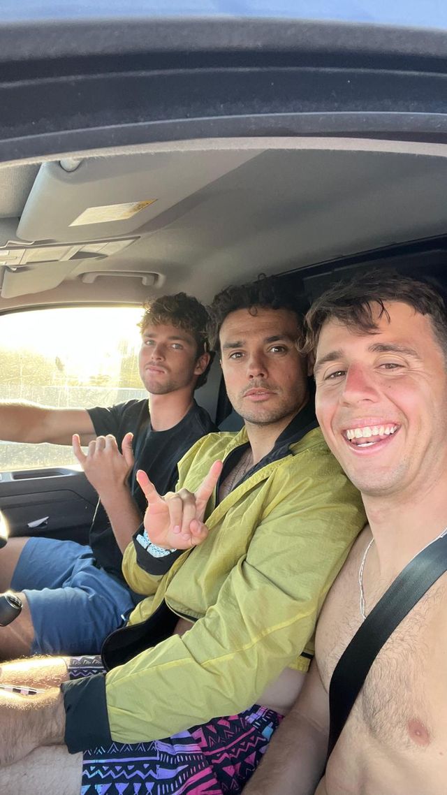 Tres riders sonrientes en el coche camino de la salida del downwind