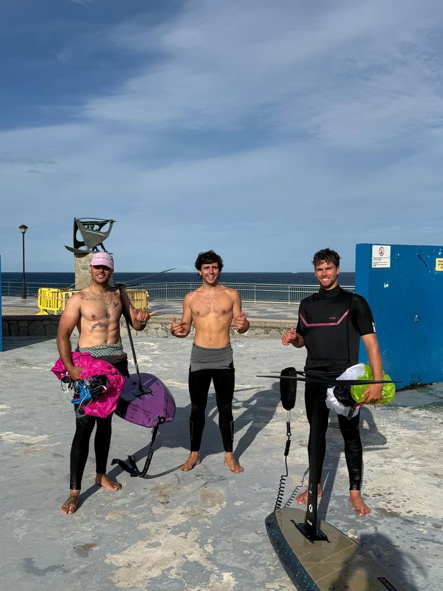 Tres riders con sus tablas, foils y parawings después de un run