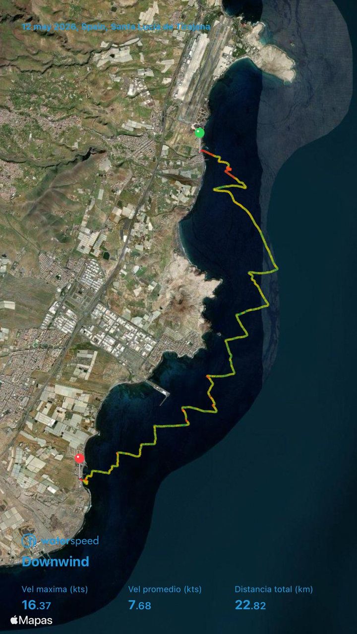 Mapa satélite de la costa este de Gran Canaria con la ruta GPS de un downwind de 22,8 km, a una velocidad máxima de 16,4 nudos y media de 7,7 nudos