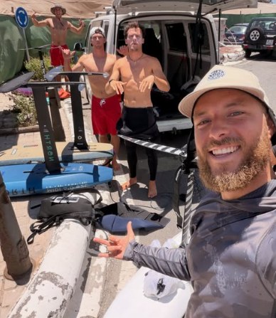 Selfie del grupo junto a la furgoneta con las tablas y los foils preparados antes de salir