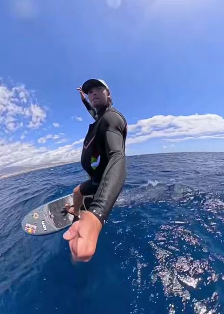 Rider volando sobre el foil en mar abierto, grabado con cámara en mano